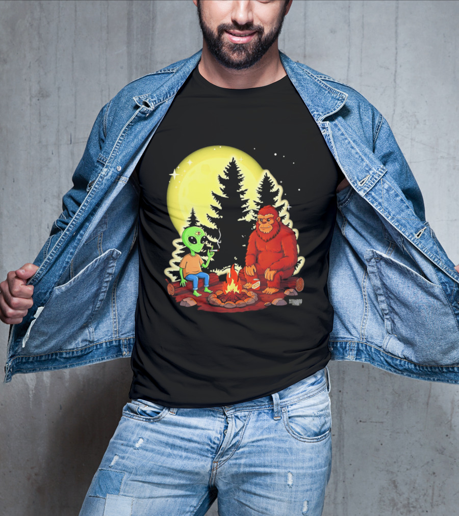Bigfoot And Alien Campfire Night Under Full Moon T-Shirt