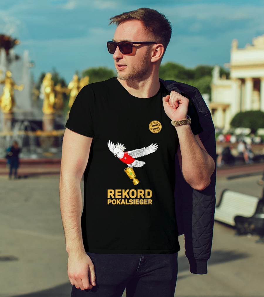 FC Bayern Munchen Rekord Pokalsieger Cockatoo With Trophy T-Shirt