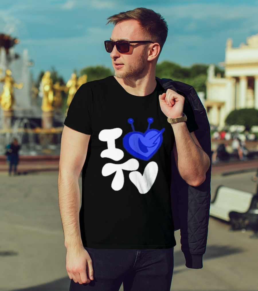 Paperboxmart I Love TV Blue Heart Antenna T-Shirt