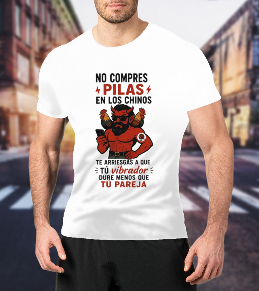 No Compres Pilas En Los Chinos Te Arriesgas A Que Tu Vibrador Dure Menos Que Tu Pareja Demonio Rojo Con Gallos Vibrador Humorístico T-Shirt
