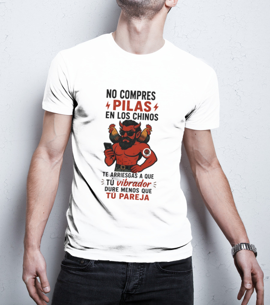 No Compres Pilas En Los Chinos Te Arriesgas A Que Tu Vibrador Dure Menos Que Tu Pareja Demonio Rojo Con Gallos Vibrador Humorístico T-Shirt
