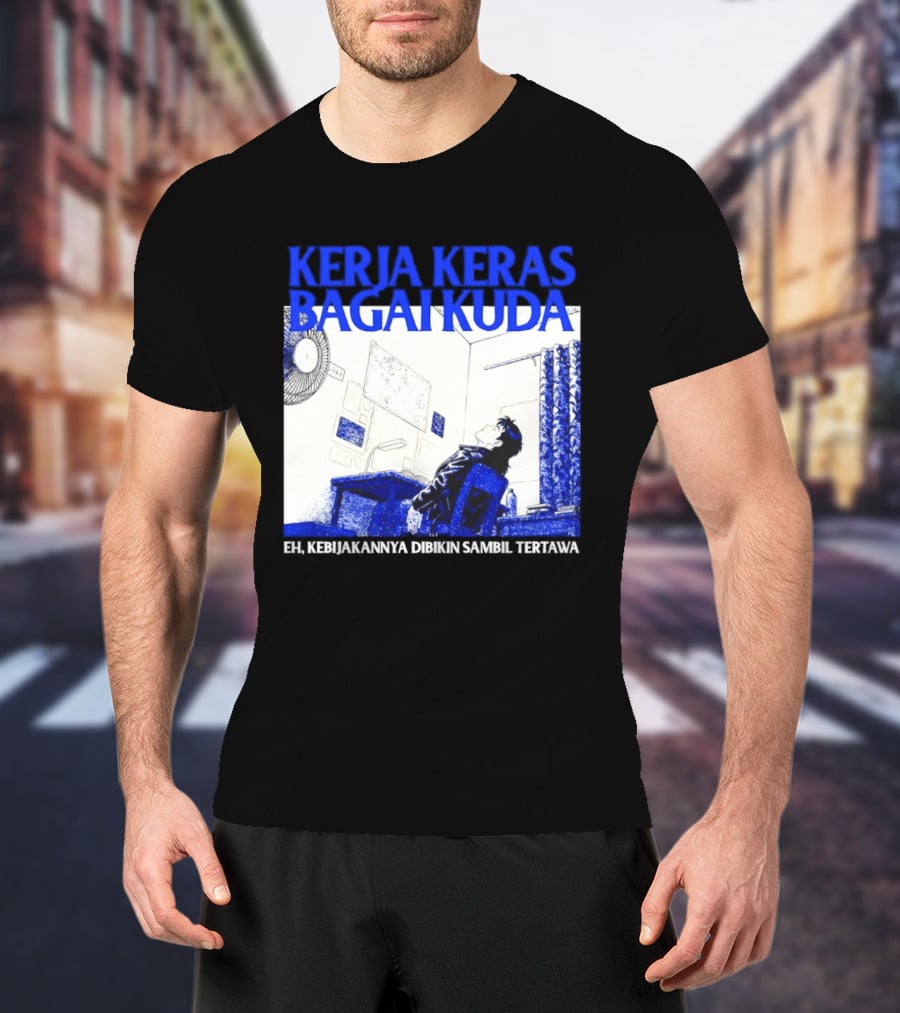Kerja Keras Bagai Kuda Eh Kebijakannya Dibikin Sambil Tertawa Komik Pria Duduk Meja Dan Layar T-Shirt