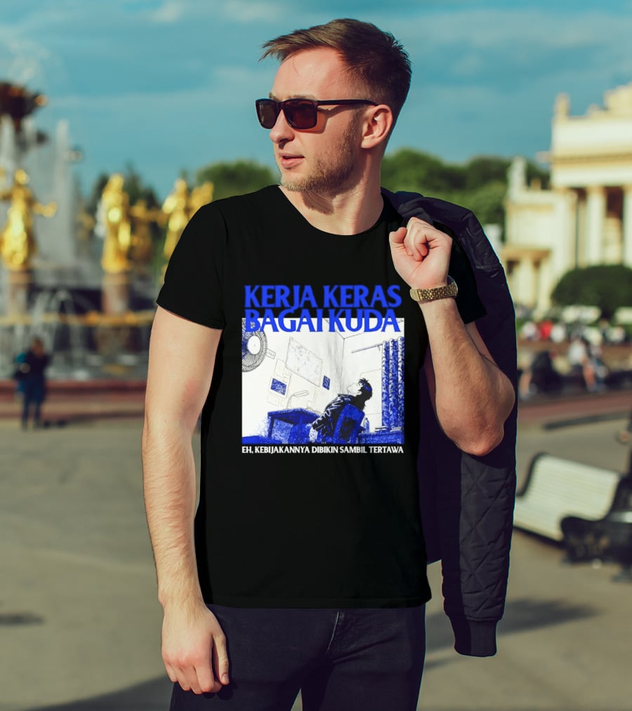 Kerja Keras Bagai Kuda Eh Kebijakannya Dibikin Sambil Tertawa Komik Pria Duduk Meja Dan Layar T-Shirt