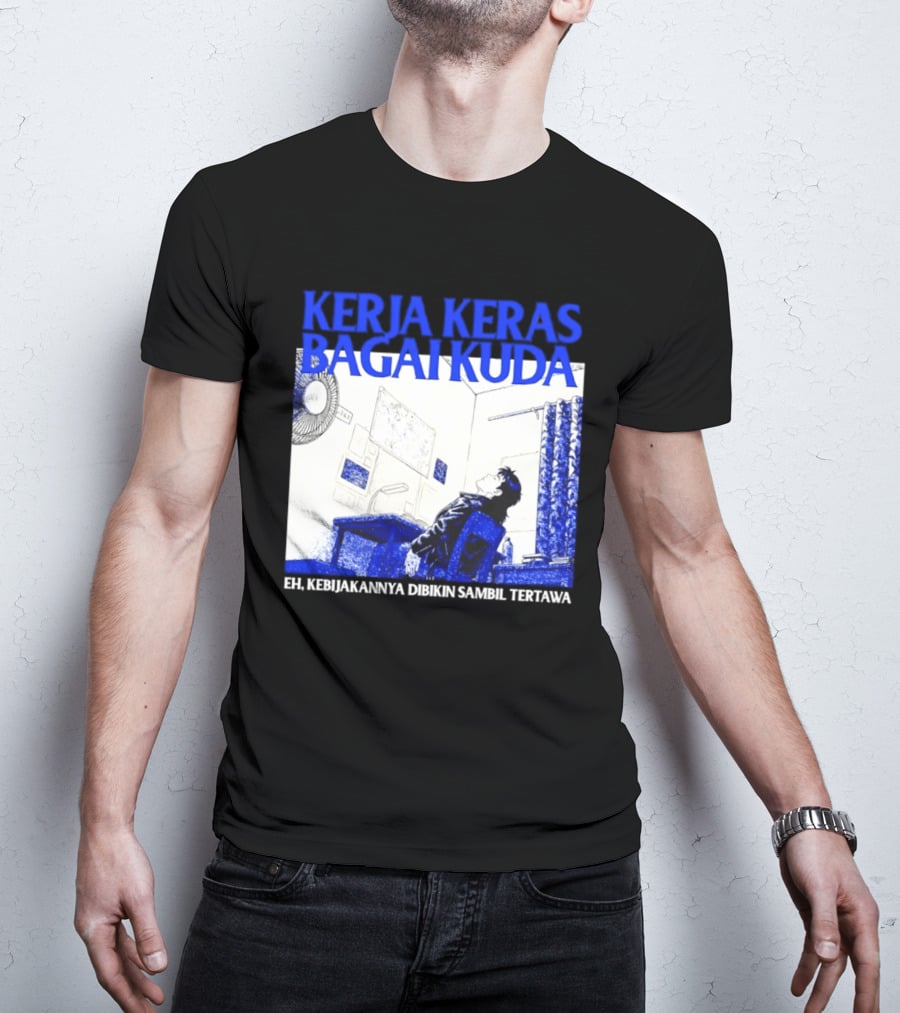 Kerja Keras Bagai Kuda Eh Kebijakannya Dibikin Sambil Tertawa Komik Pria Duduk Meja Dan Layar T-Shirt