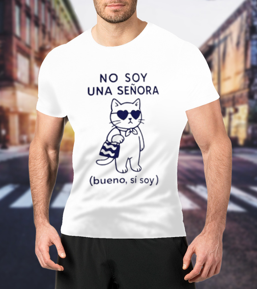 No Soy Una Señora Bueno Sí Soy Cat With Sunglasses And Bag T-Shirt