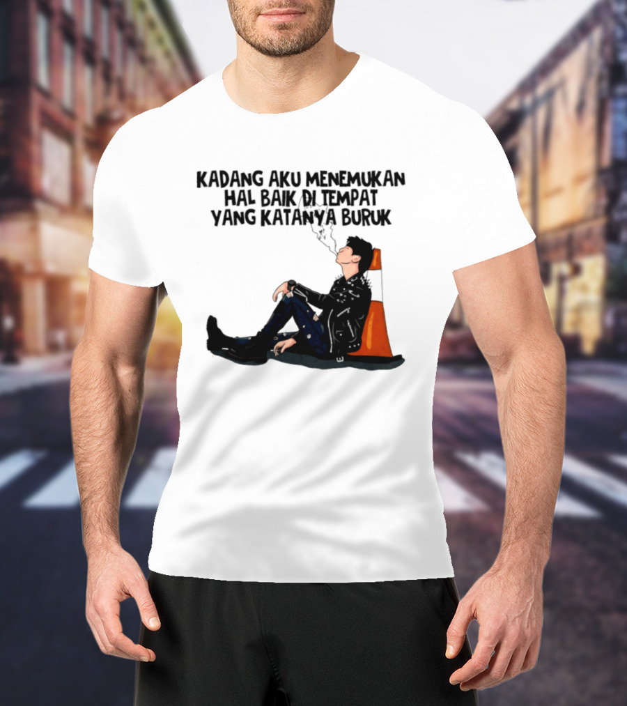 Kadang Aku Menemukan Hal Baik Di Tempat Yang Katanya Buruk Dengan Sosok Beristirahat Di Kursi Oranye T-Shirt