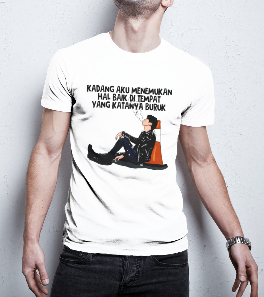 Kadang Aku Menemukan Hal Baik Di Tempat Yang Katanya Buruk Dengan Sosok Beristirahat Di Kursi Oranye T-Shirt
