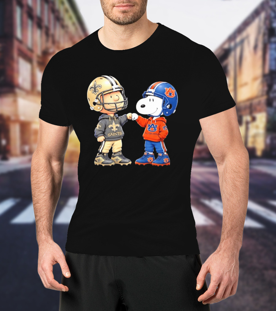 Charlie Brown Saints And Snoopy Auburn Tigers Fist Bump Football T-Shirt