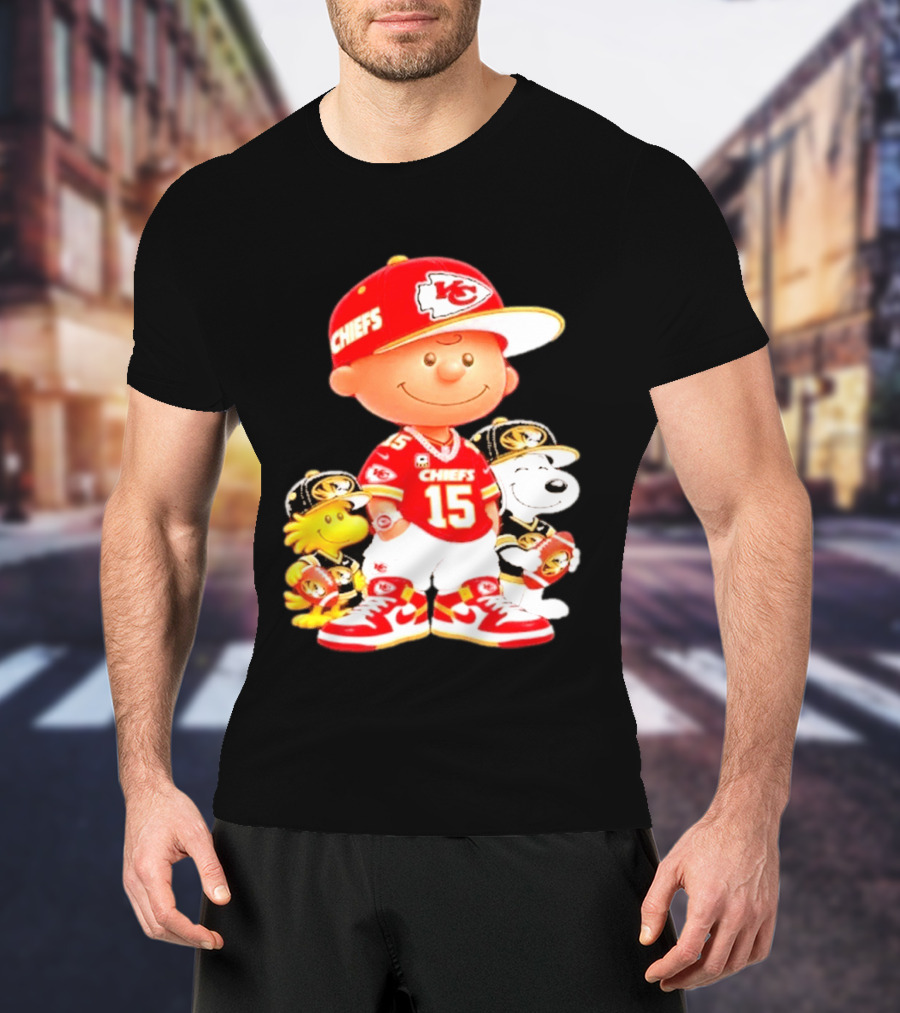 Peanuts Chiefs Patrick Mahomes Football Kansas City Charlie Brown Snoopy Woodstock T-Shirt