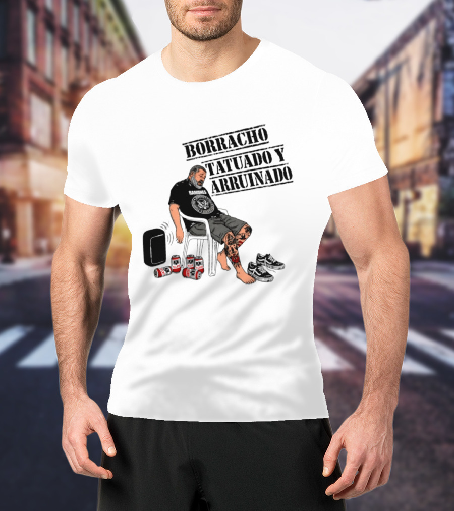 Borracho Tatuado Y Arruinado Hombre Con Pierna Tatuada Y Botellas Vibrando T-Shirt