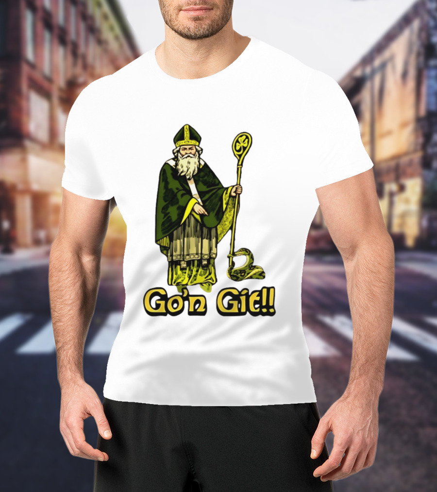 St Patrick With Shamrock Staff And Snake Go'n Git T-Shirt