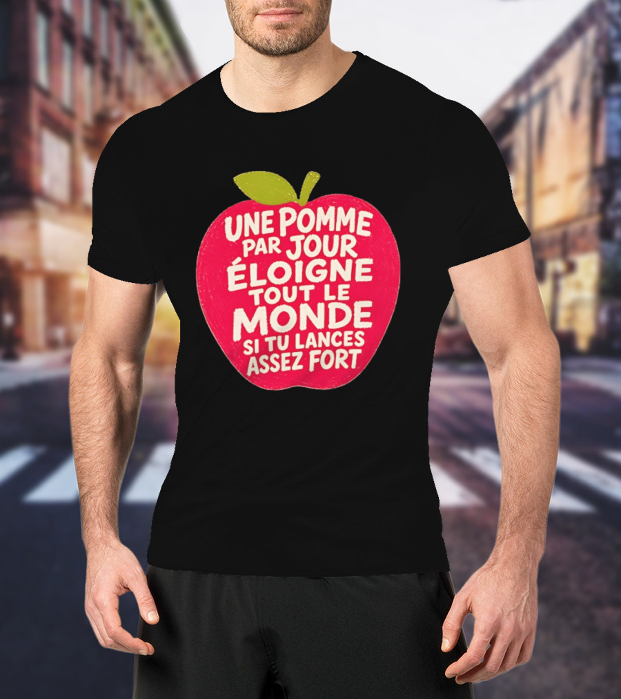 Une Pomme Par Jour Éloigne Tout Le Monde Si Tu Lances Assez Fort Humor Phrase T-Shirt