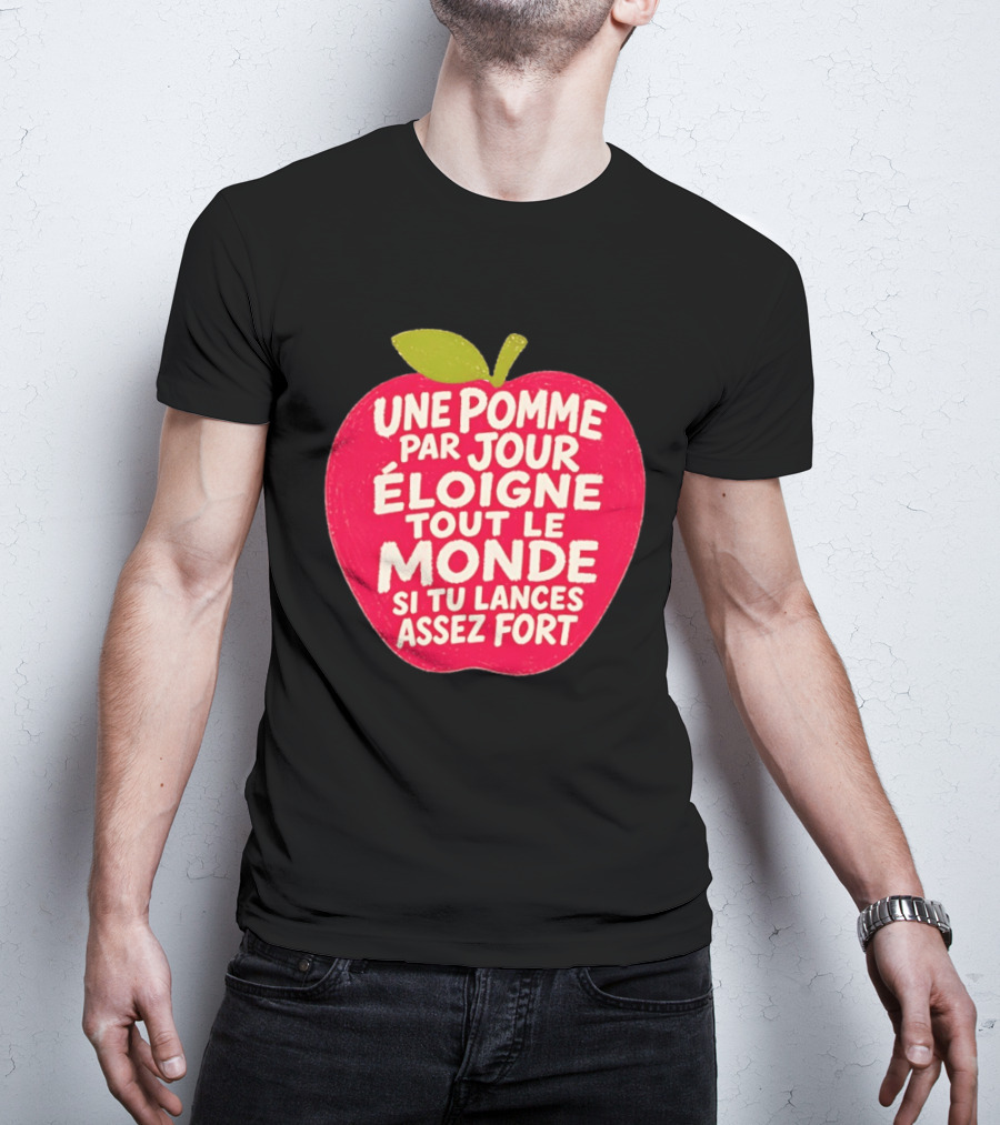 Une Pomme Par Jour Éloigne Tout Le Monde Si Tu Lances Assez Fort Humor Phrase T-Shirt