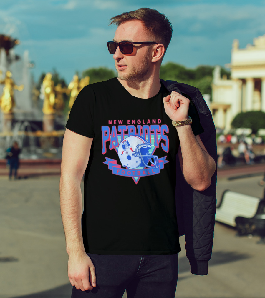 New England Patriots Football Vintage Helmet T-Shirt