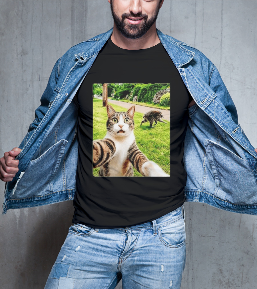 Shocked Face Tabby Cat Taking Selfie With Running Raccoon On Lawn Road T-Shirt