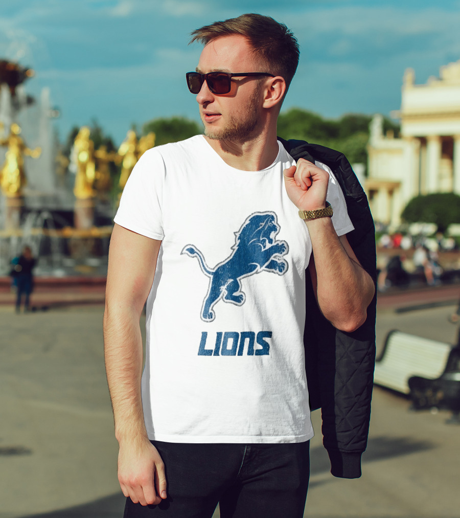 Detroit Lions Distressed Blue Leaping Lion Vintage Team Spirit T-Shirt