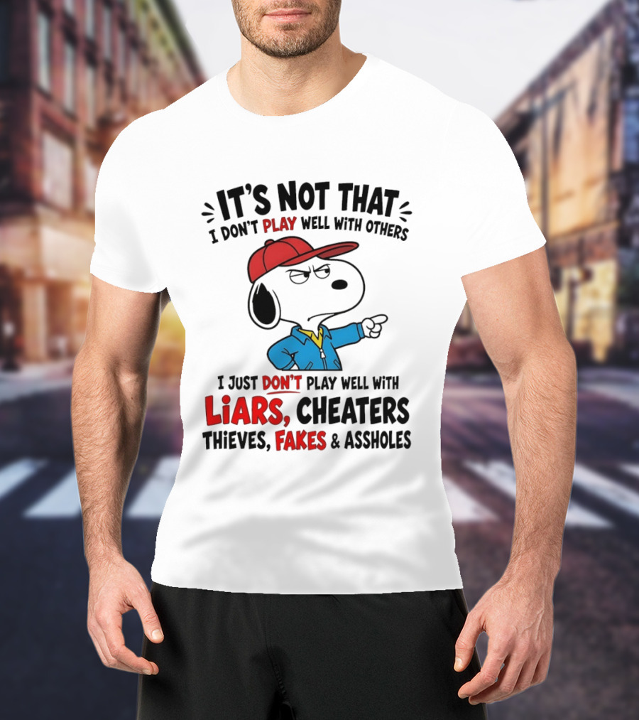 Snoopy It's Not That I Don't Play Well With Others I Just Don't Play Well With Liars Cheaters Thieves Fakes T-Shirt