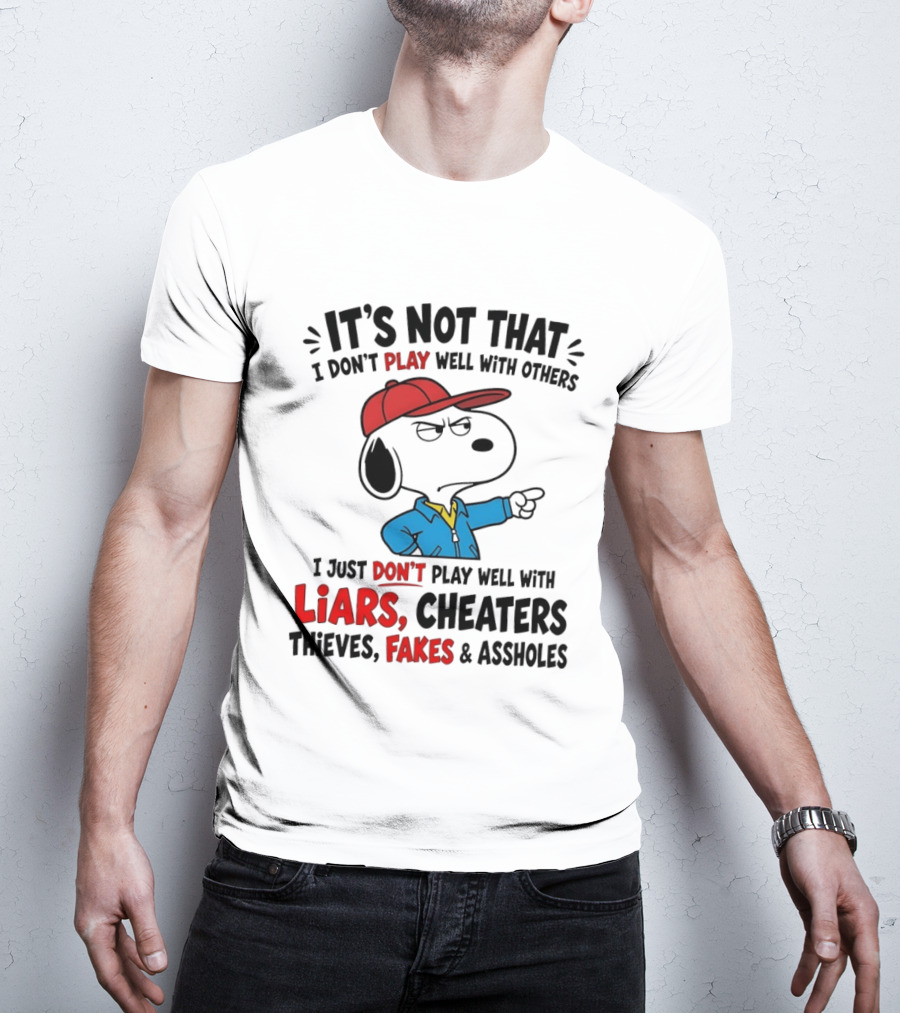 Snoopy It's Not That I Don't Play Well With Others I Just Don't Play Well With Liars Cheaters Thieves Fakes T-Shirt