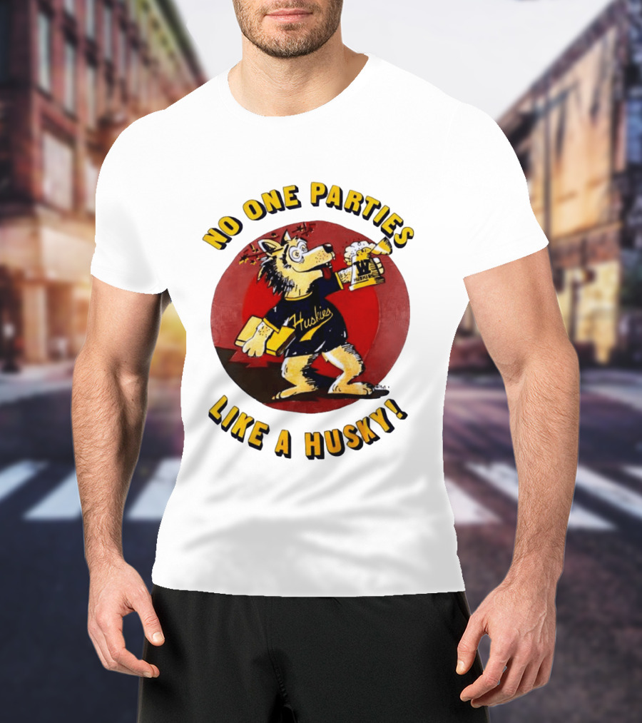 LB81 Wolf Drinking Beer And Carrying Book No One Parties Like A Husky Huskies T-Shirt