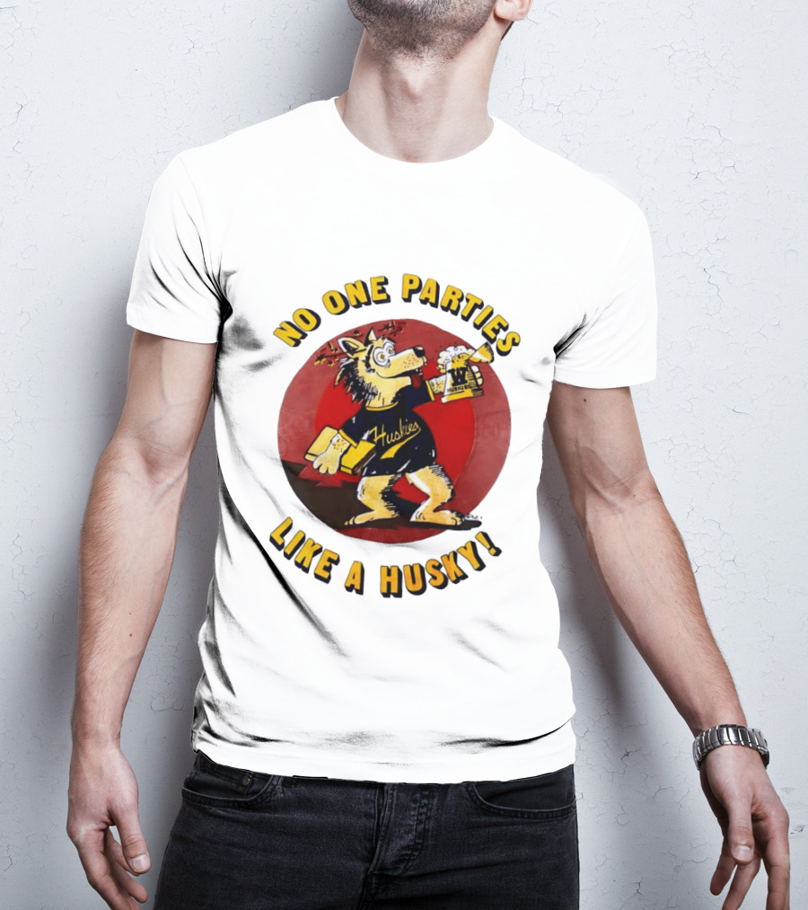 LB81 Wolf Drinking Beer And Carrying Book No One Parties Like A Husky Huskies T-Shirt
