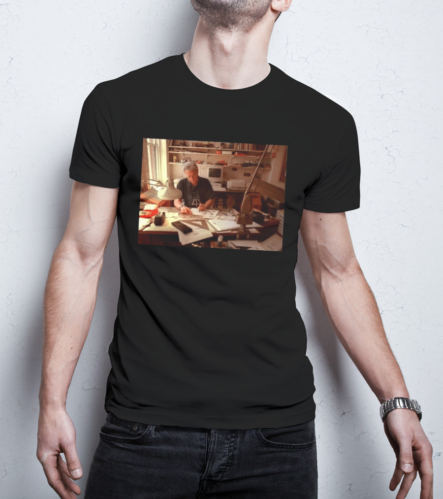 Pat Oliphant Cartoonist In Studio Drawing And Sketching T-Shirt