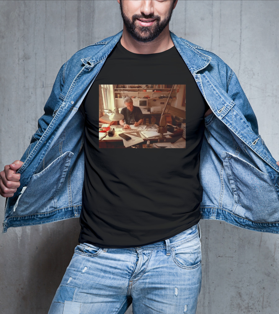 Pat Oliphant Cartoonist In Studio Drawing And Sketching T-Shirt