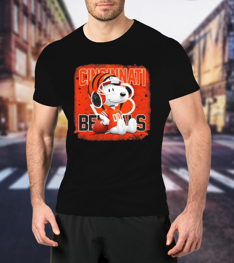 Cincinnati Bengals Snoopy 00 Football Helmet T-Shirt