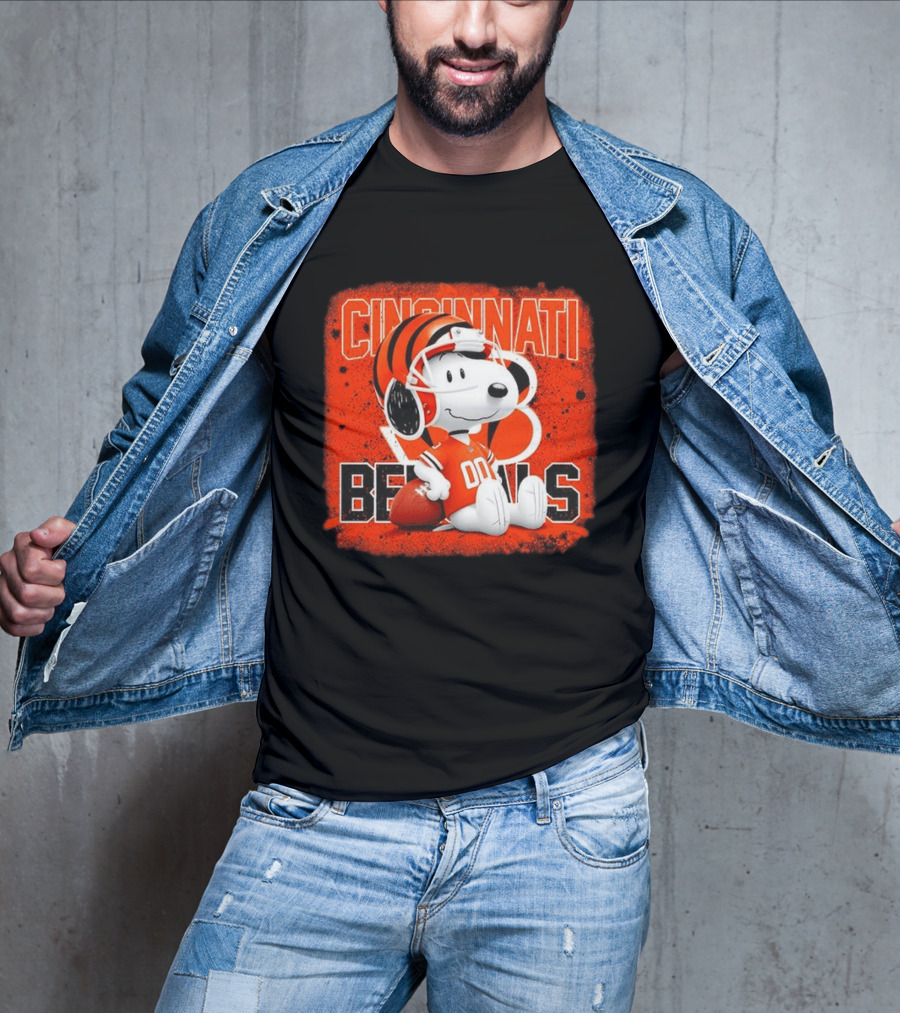 Cincinnati Bengals Snoopy 00 Football Helmet T-Shirt