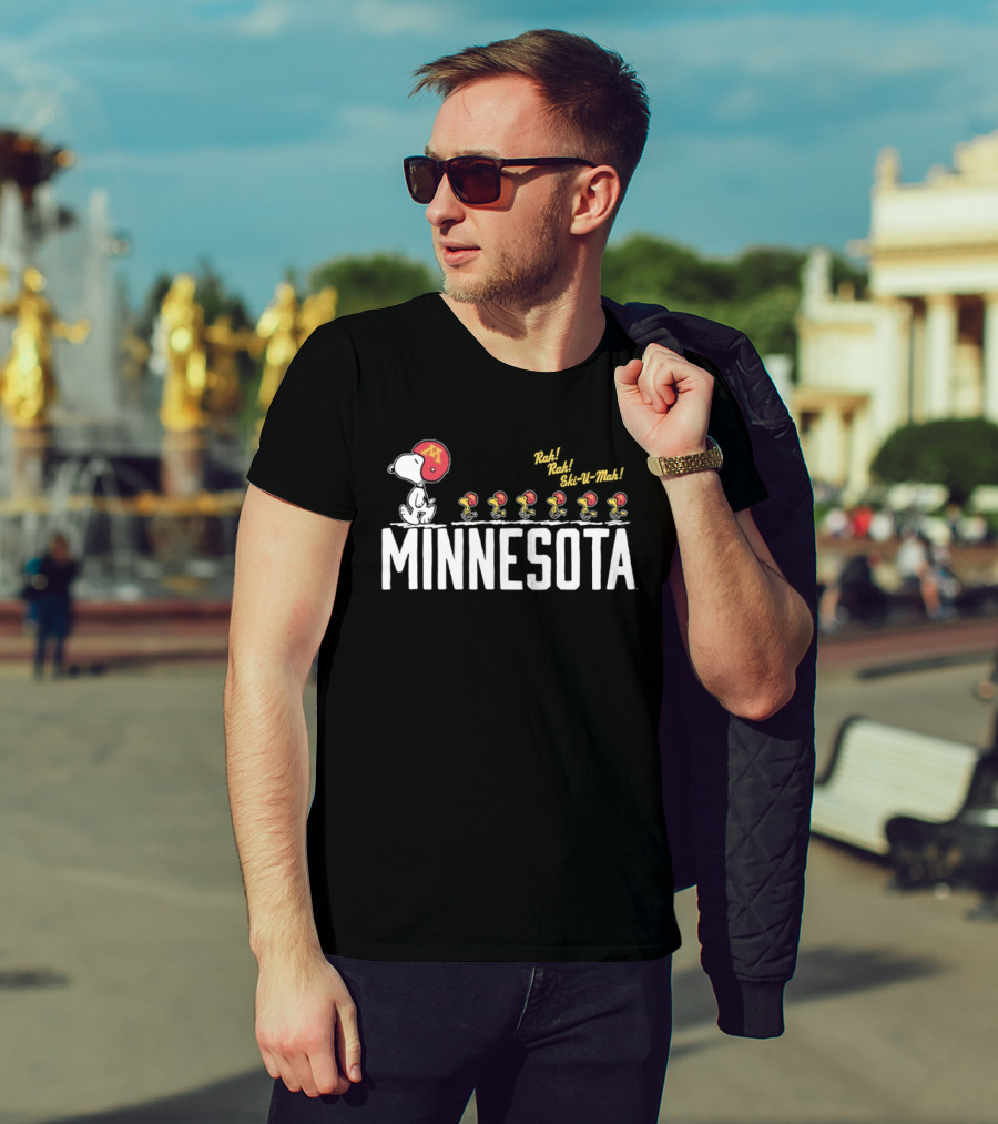 Peanuts Snoopy Minnesota Golden Gophers Ski U Mah Football Team T-Shirt