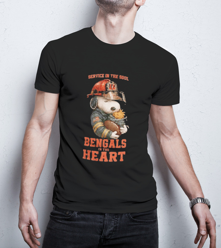Service In The Soul Bengals In The Heart Snoopy Cincinnati Bengals Firefighter Hugging Woodstock T-Shirt