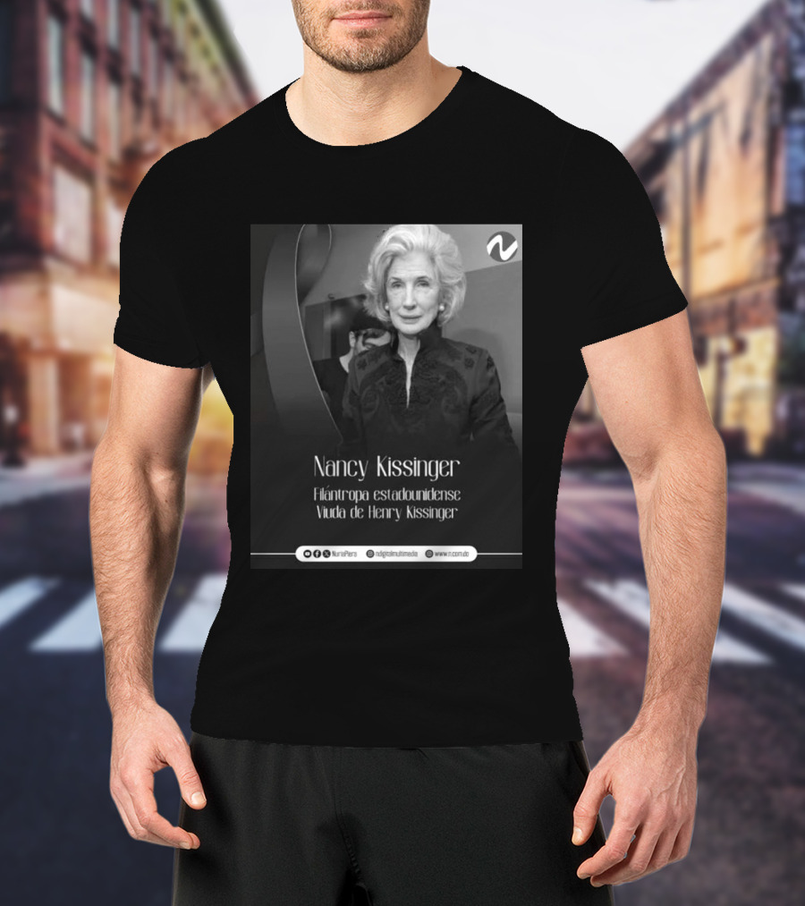 Nancy Kissinger Filántropa Estadounidense Viuda De Henry Kissinger Nuria Piera T-Shirt