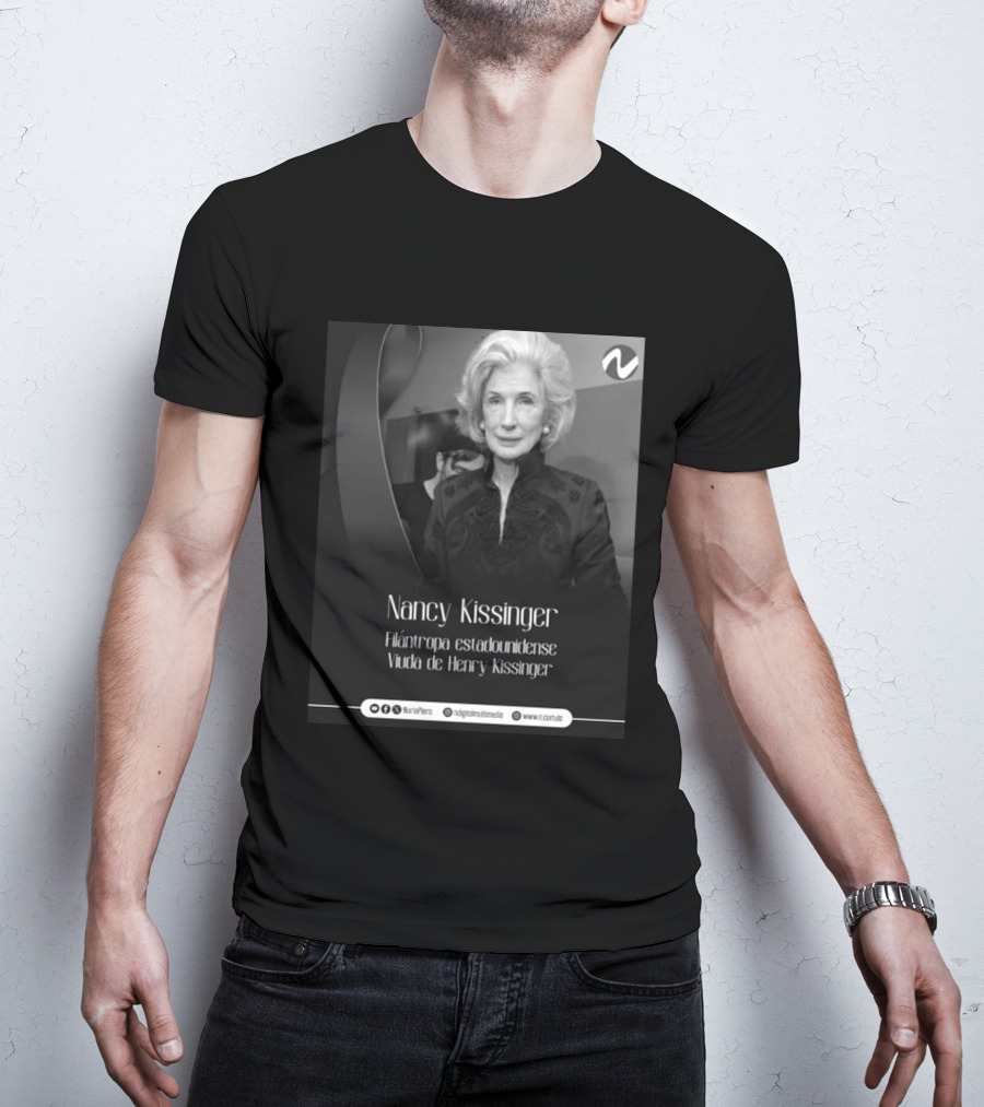 Nancy Kissinger Filántropa Estadounidense Viuda De Henry Kissinger Nuria Piera T-Shirt