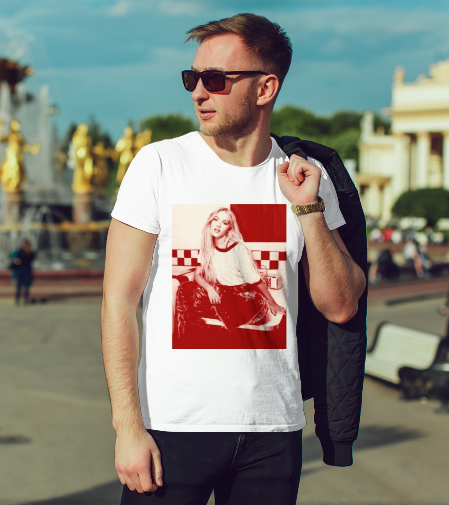 Freya Skye Store Bad Taste Photo Retro Vibe Outfit With Distressed Jeans And Casual Raglan Top In Diner Setting T-Shirt