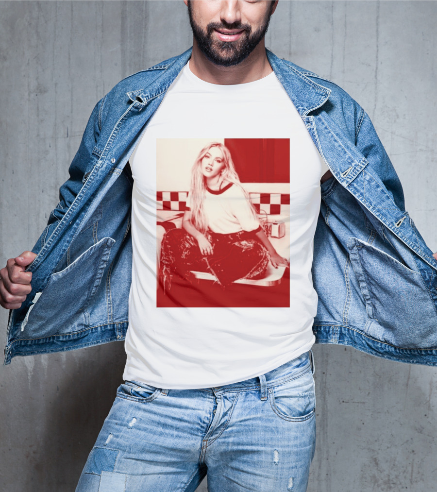 Freya Skye Store Bad Taste Photo Retro Vibe Outfit With Distressed Jeans And Casual Raglan Top In Diner Setting T-Shirt