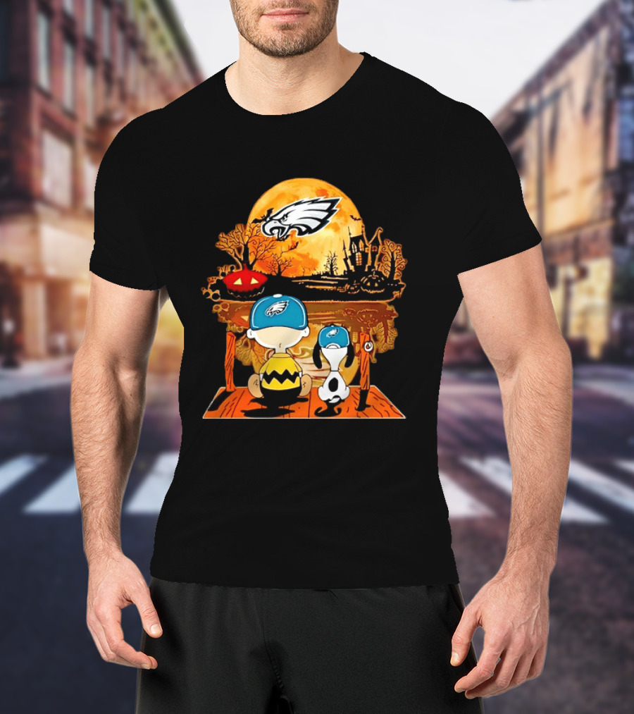 Philadelphia Eagles Halloween Charlie Brown And Snoopy Sitting With Pumpkin And Haunted House T-Shirt