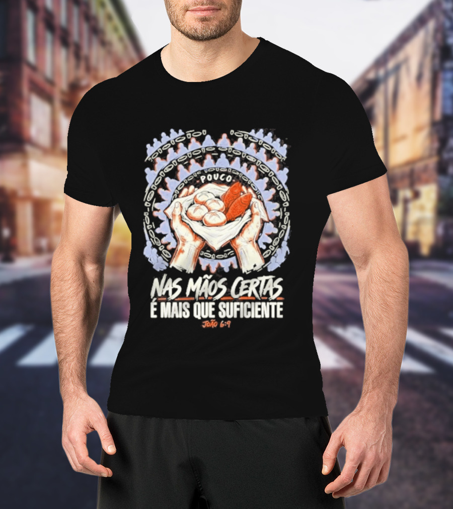 Nas Mãos Certas É Mais Que Suficiente João 6 9 Mãos Segurando Pão E Peixe T-Shirt