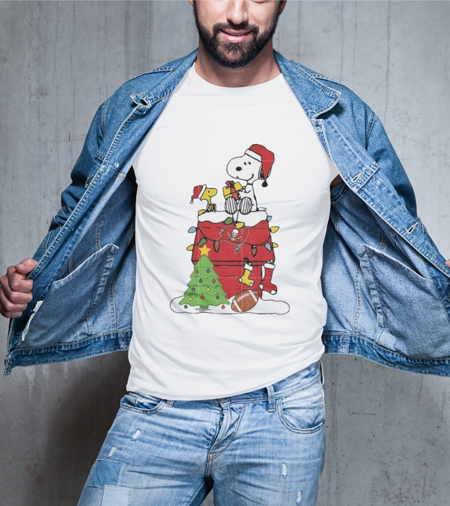 Snoopy Merry Christmas Tampa Bay Buccaneers 2026 Football Holiday Peanuts Santa Hat T-Shirt