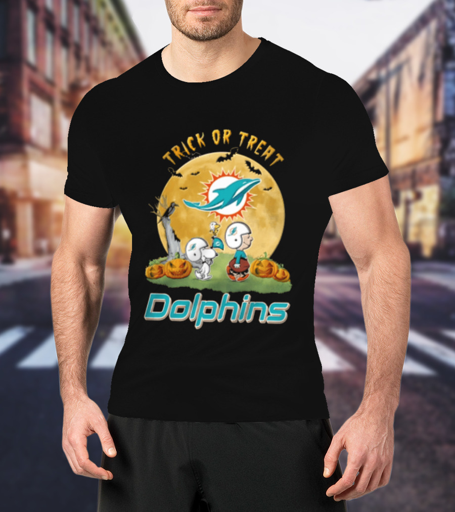 Miami Dolphins Trick Or Treat Charlie Brown Snoopy Full Moon Pumpkins T-Shirt