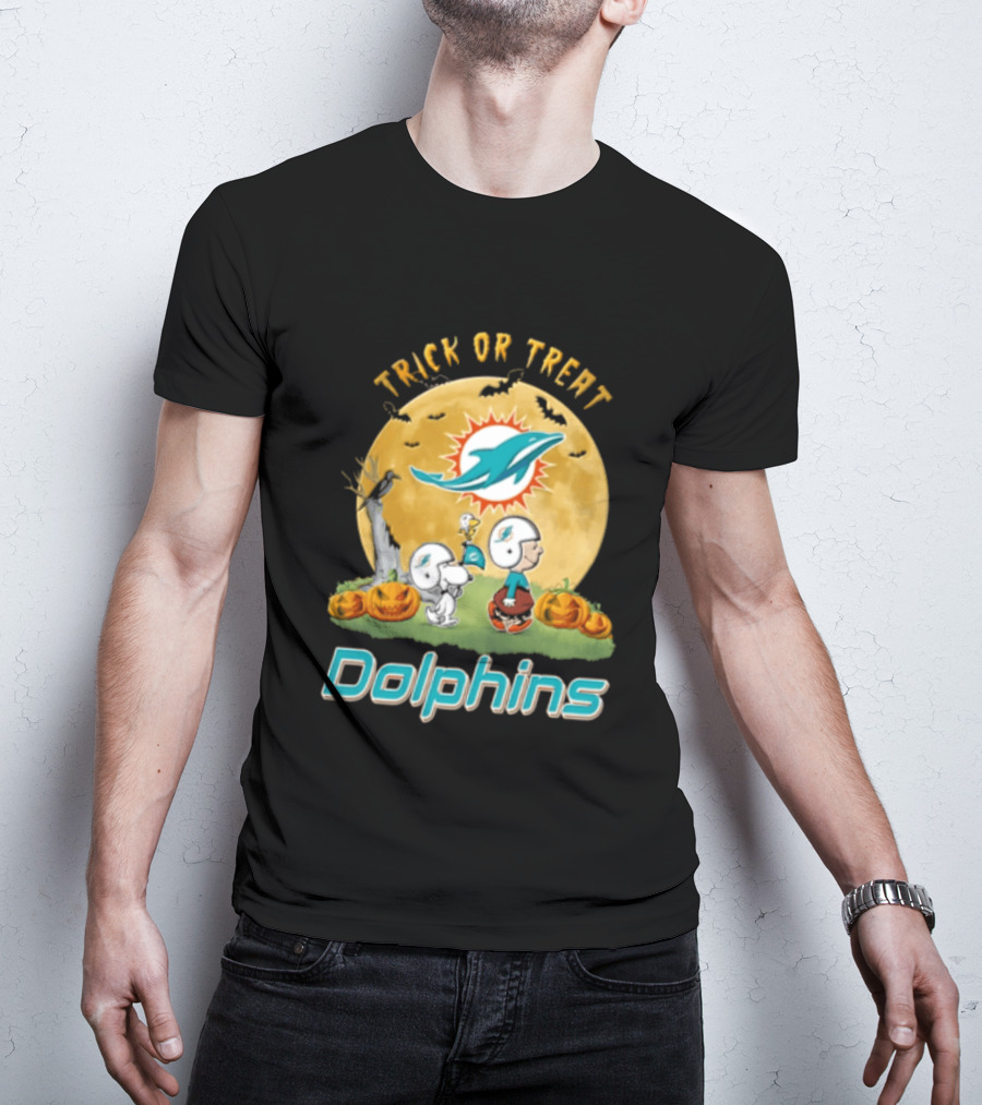 Miami Dolphins Trick Or Treat Charlie Brown Snoopy Full Moon Pumpkins T-Shirt