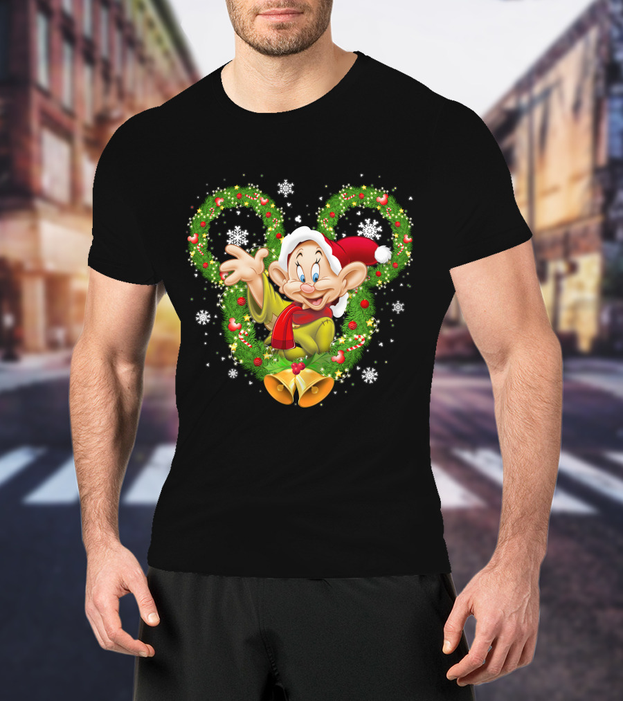 Dopey Christmas Disney Wreath Snowflakes And Santa Hat T-Shirt