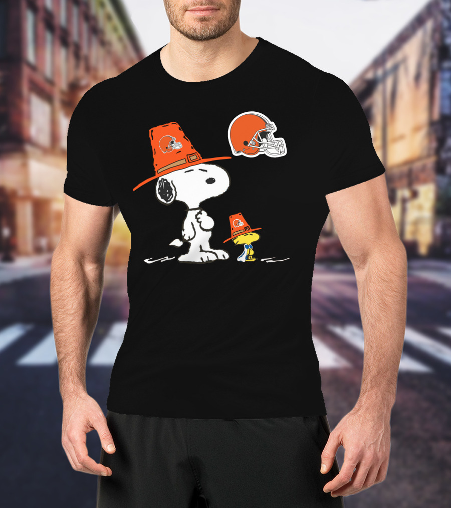 Browns Snoopy And Woodstock Pilgrim Hats Nfl Football Helmet T-Shirt