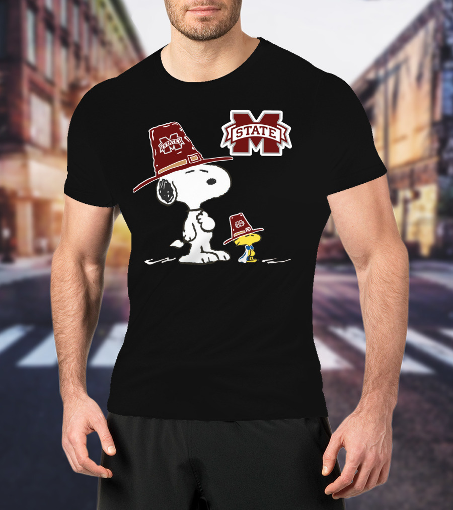 Mississippi State Bulldogs Snoopy Woodstock Pilgrim Hat Peanuts T-Shirt