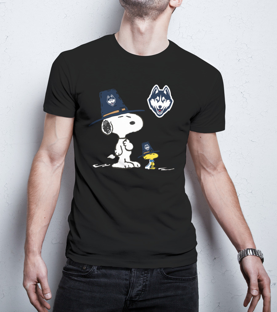 UConn Huskies Snoopy And Woodstock In Pilgrim Hats T-Shirt