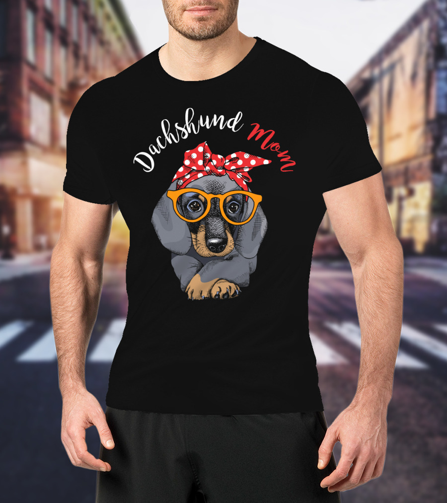 Dachshund Mom Red Polka Dot Turban And Glasses T-Shirt
