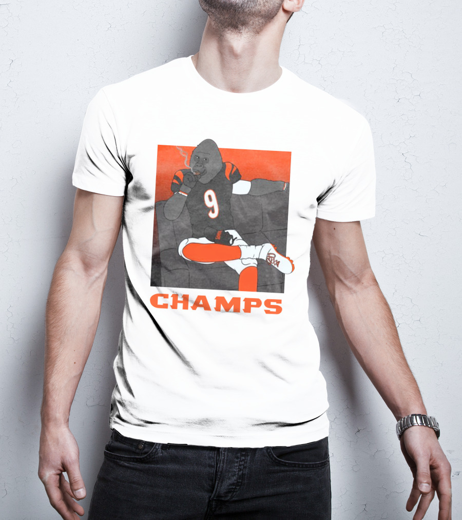 Champs Barstools Big Cat Smoking Gorilla Number 9 Football Player T-Shirt