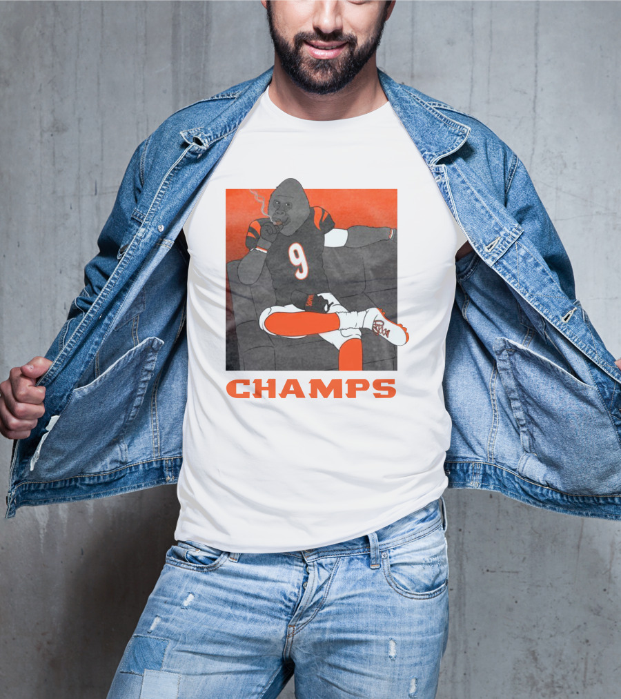 Champs Barstools Big Cat Smoking Gorilla Number 9 Football Player T-Shirt