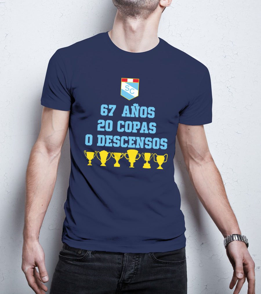 67 Años 20 Copas 0 Descensos SC Shield With Trophy Icons T-Shirt