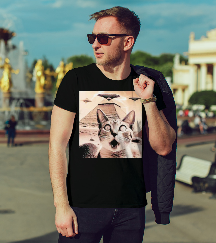 Funny Cat UFO Encounter At Egypt Pyramids T-Shirt