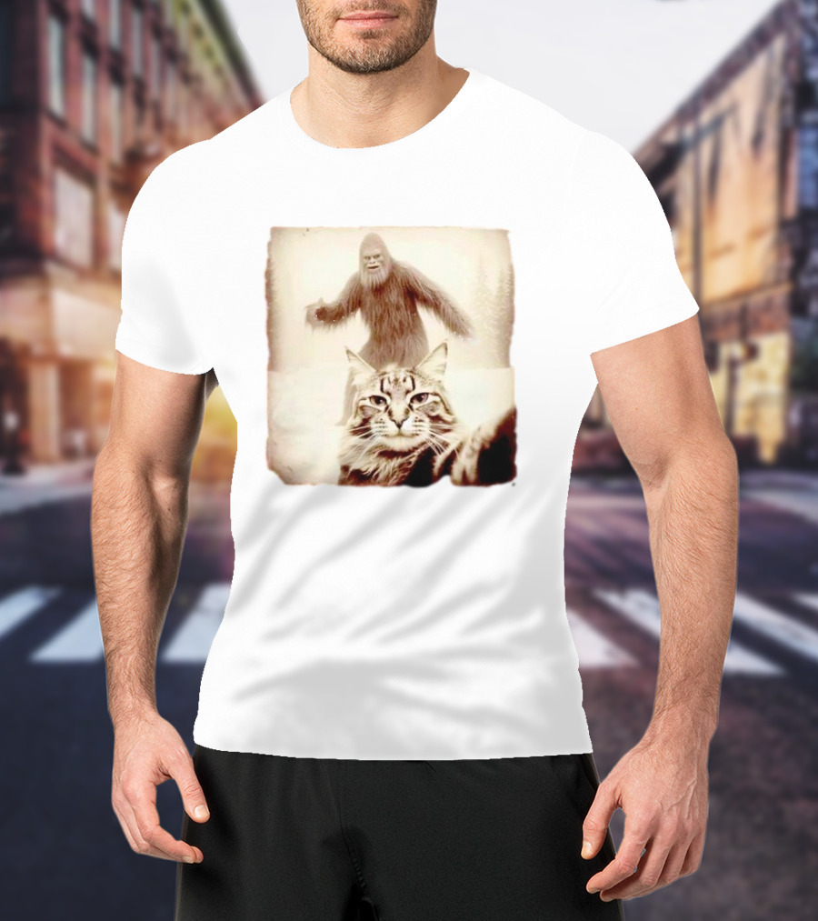 Bigfoot Photobombing Cat Selfie T-Shirt