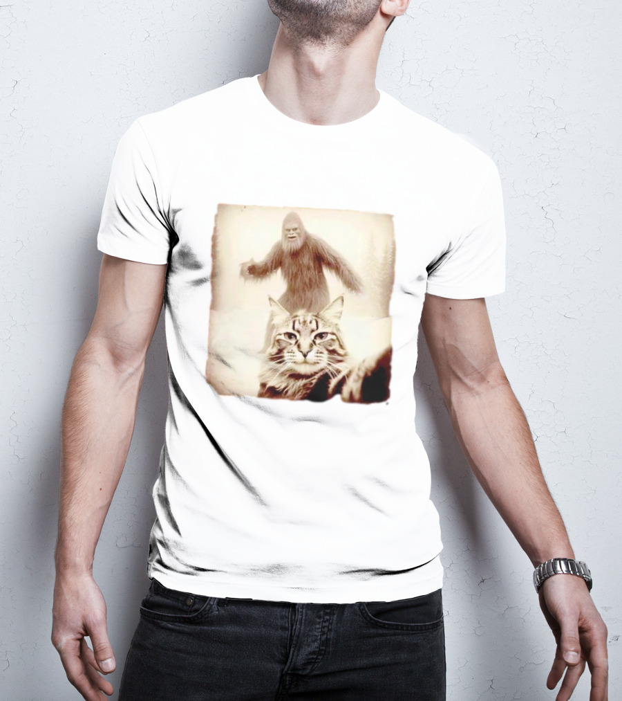 Bigfoot Photobombing Cat Selfie T-Shirt